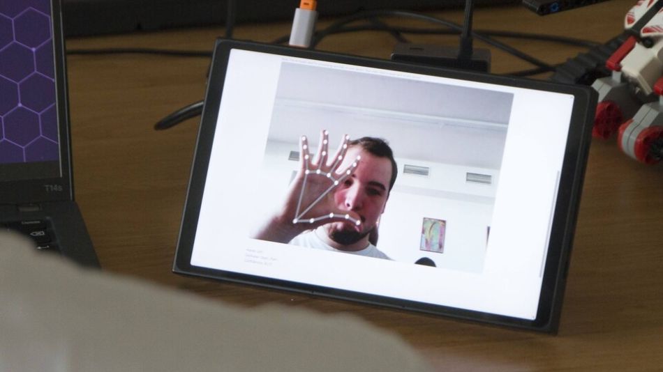 Elektronický květináč i ovládání domácnosti gesty. Gymnazisté představili práce z IoT labu ZČU