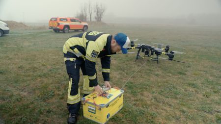 Nad krajským půlmaratonem poprvé bděli plzeňští dronaři s defibrilátory a zdravotnickými boxy