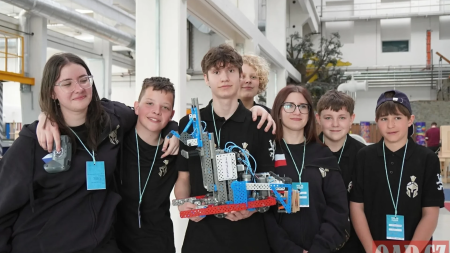 Soutěž VEX IQ přinesla napětí i souboje týmů