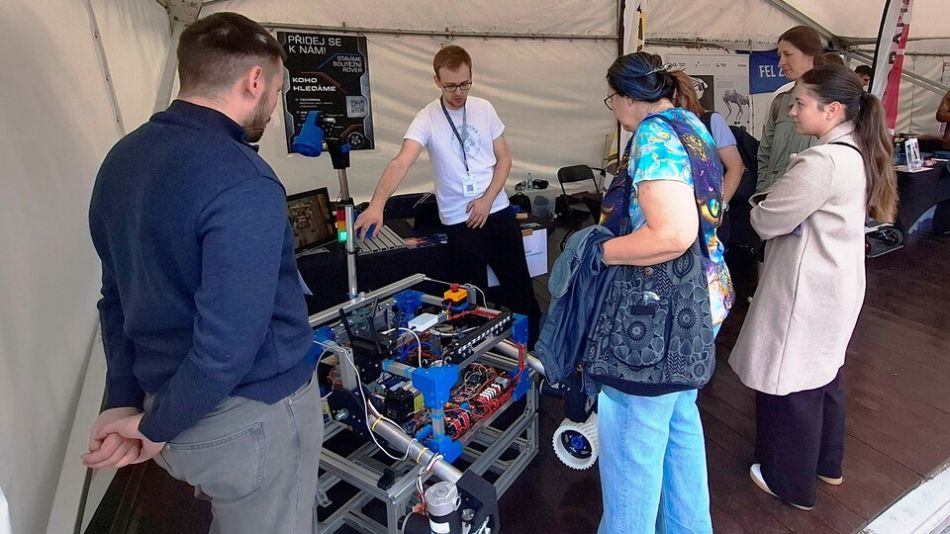 Technické fakulty ZČU míří na festival Inovujeme Plzeň. Přivezou roboty, jeřáb i chatbota