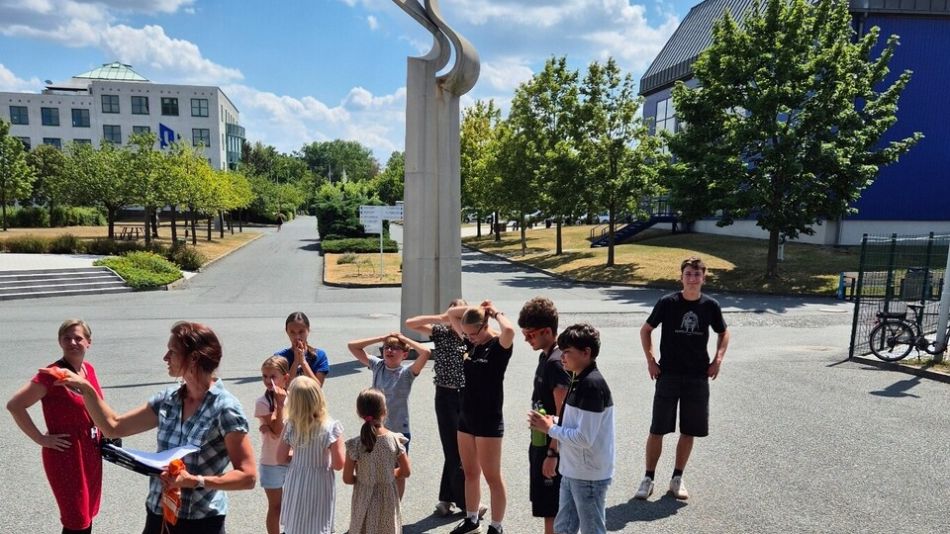 Logistika v pohybu: děti na letní škole FEK řídily dopravu, hledaly ztracené balíky i stavěly zoo