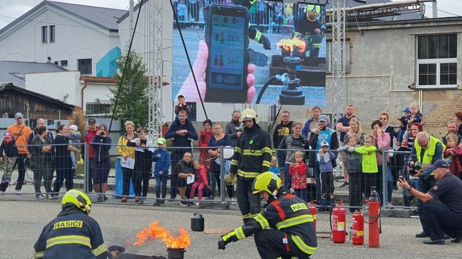 Hasiči dostali chytré zásahové obleky z Fakulty elektrotechnické