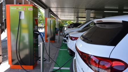 Elektromobily budou mít i v dalších letech parkování v Plzni zdarma