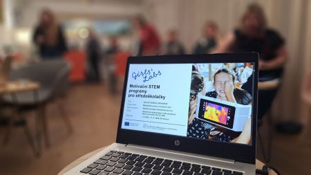 Projekt Girls’ Labs na ZČU bourá genderové stereotypy ve vědě a technice