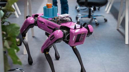 Středoškoláci programují robotického psa SPOTa