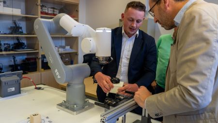 FEL ZČU představila novou laboratoř průmyslové robotiky
